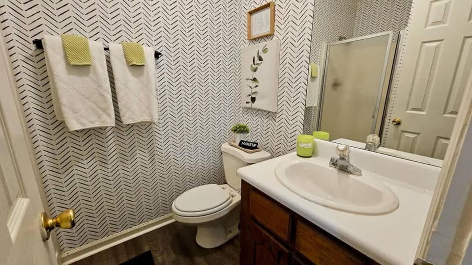 5 Minutes to VSU- Sleeps 5 King Bed 2 baths Apartment in Valdosta