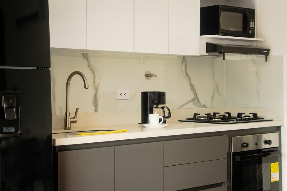 Coffee/tea facilities, Kitchen or kitchenette, stove