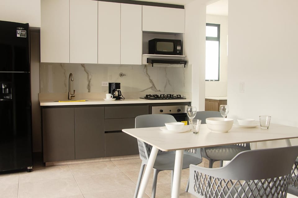 Coffee/tea facilities, Kitchen or kitchenette, Dining area, oven, stove