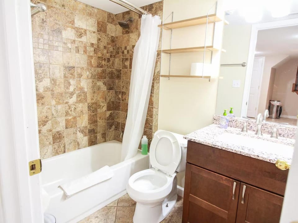 Shower, Toilet, Bathroom, Bath, towels