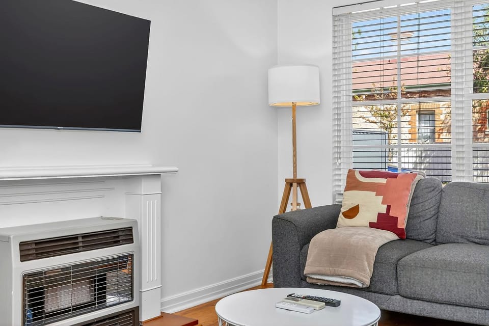 3 min from beach! | BBQ, Study, 6 Guests Apartment in Adelaide