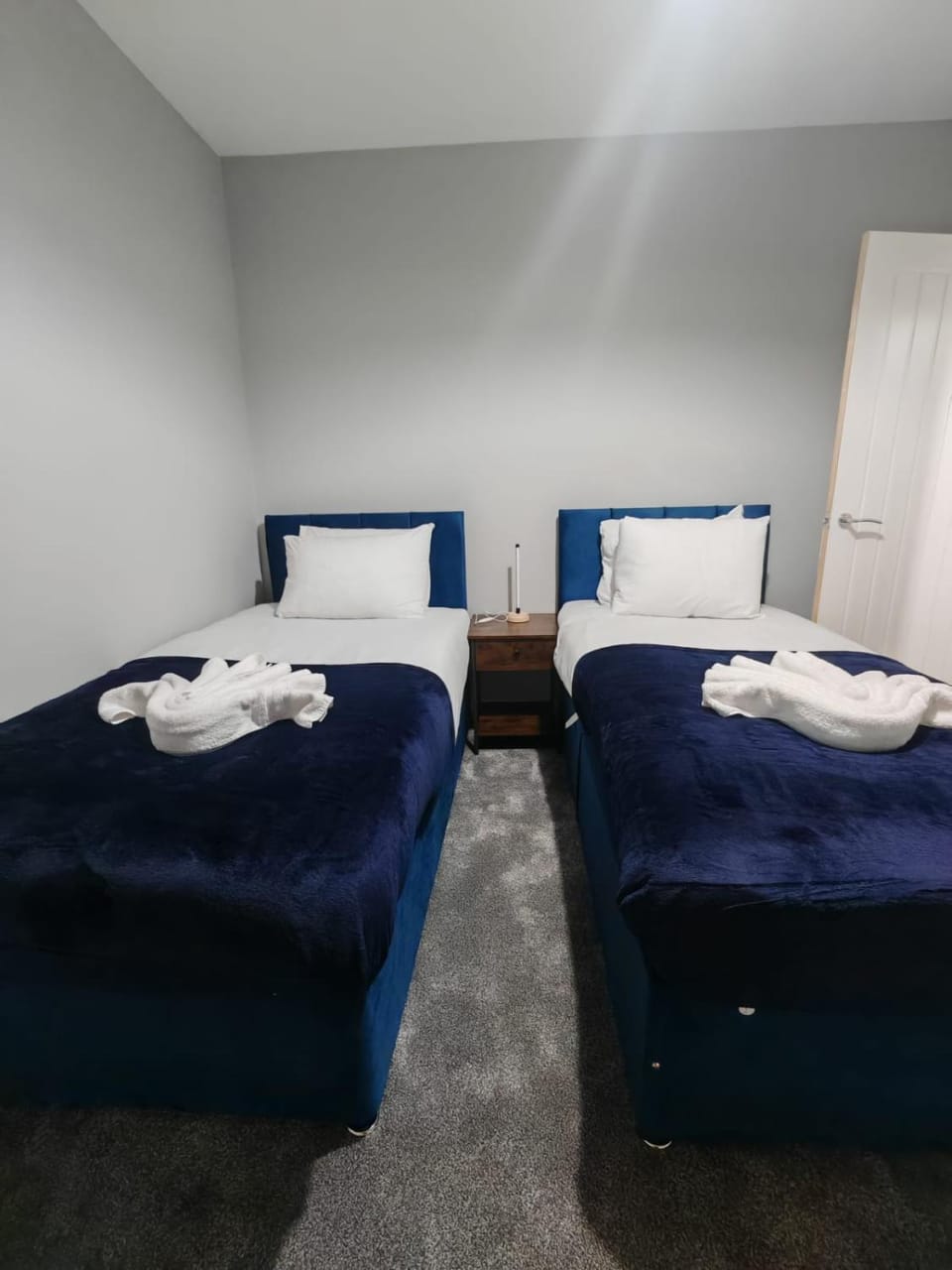 Bright 4BR Home, Outdoor Garden, Easy Parking House in Wolverhampton