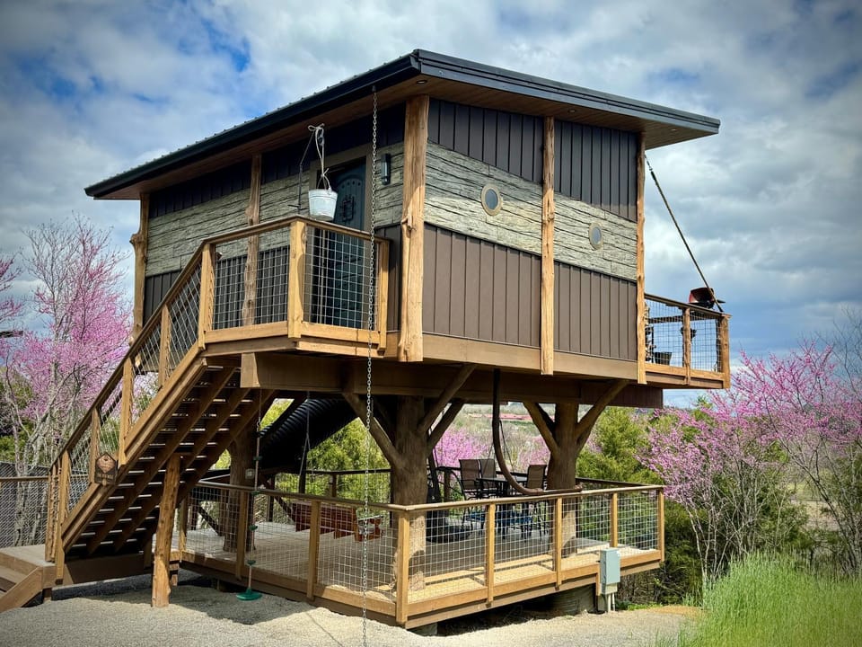 "The 19th Hole" Luxury Treehouse w Golf Views & Private 20ft Slide - 10 Miles from Dollywood Chalet in Sevierville