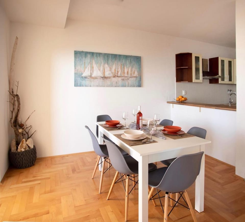 Meerblick Apartment mit großer Sonnenterrasse für 6 Personen Apartment in Split-Dalmatia County