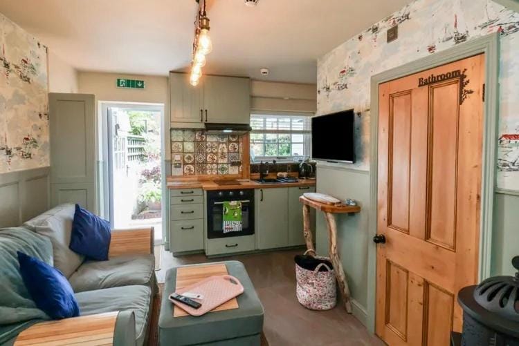 TV and multimedia, Kitchen or kitchenette, Living room, Seating area, oven