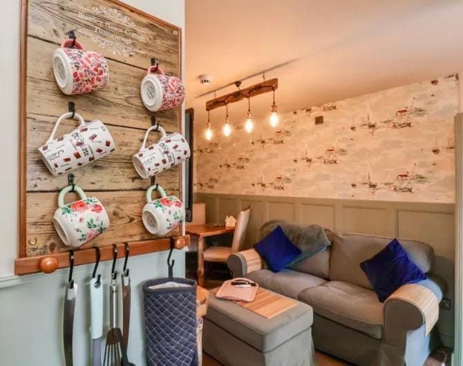 Kitchen or kitchenette, Living room, Seating area, Dining area