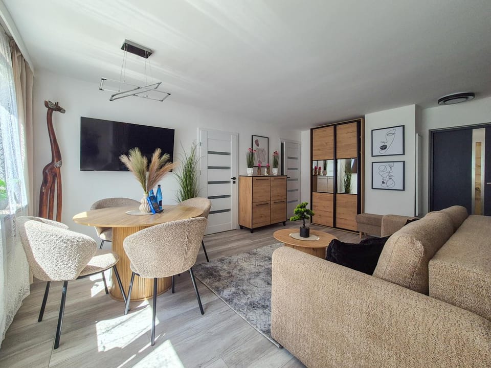 TV and multimedia, Kitchen or kitchenette, Living room, Seating area, Dining area