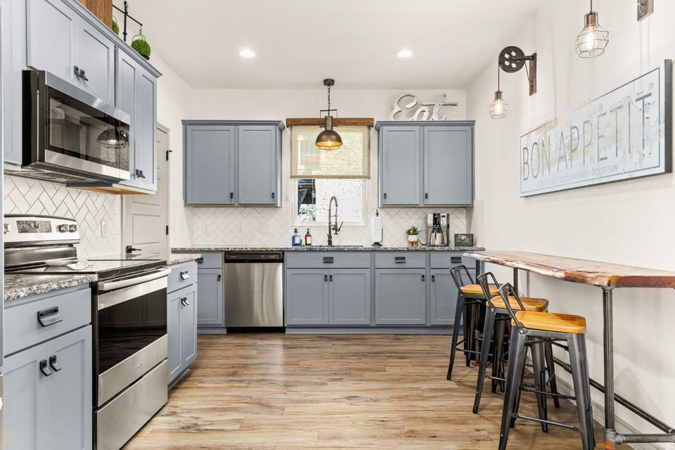 Lakeview Escape w Hot Tub Firepit & Game Room House in Canyon Lake