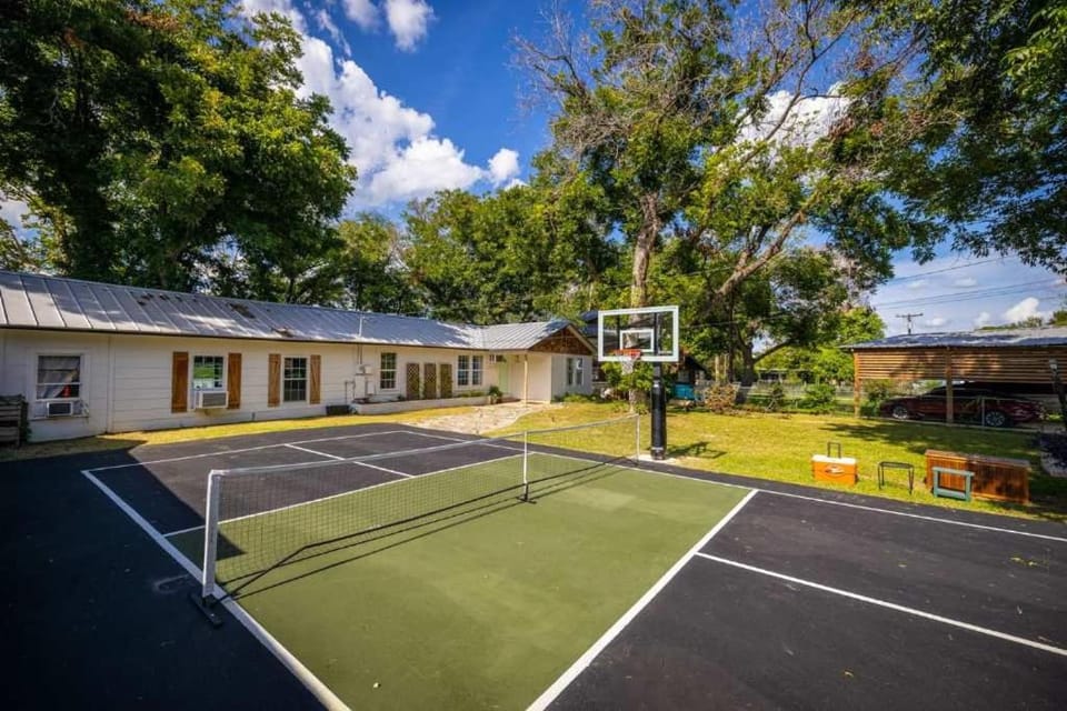 Waterfront Pickleball Court Wurstfest Stay House in McQueeney