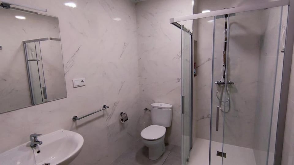 Shower, Toilet, Bathroom, towels