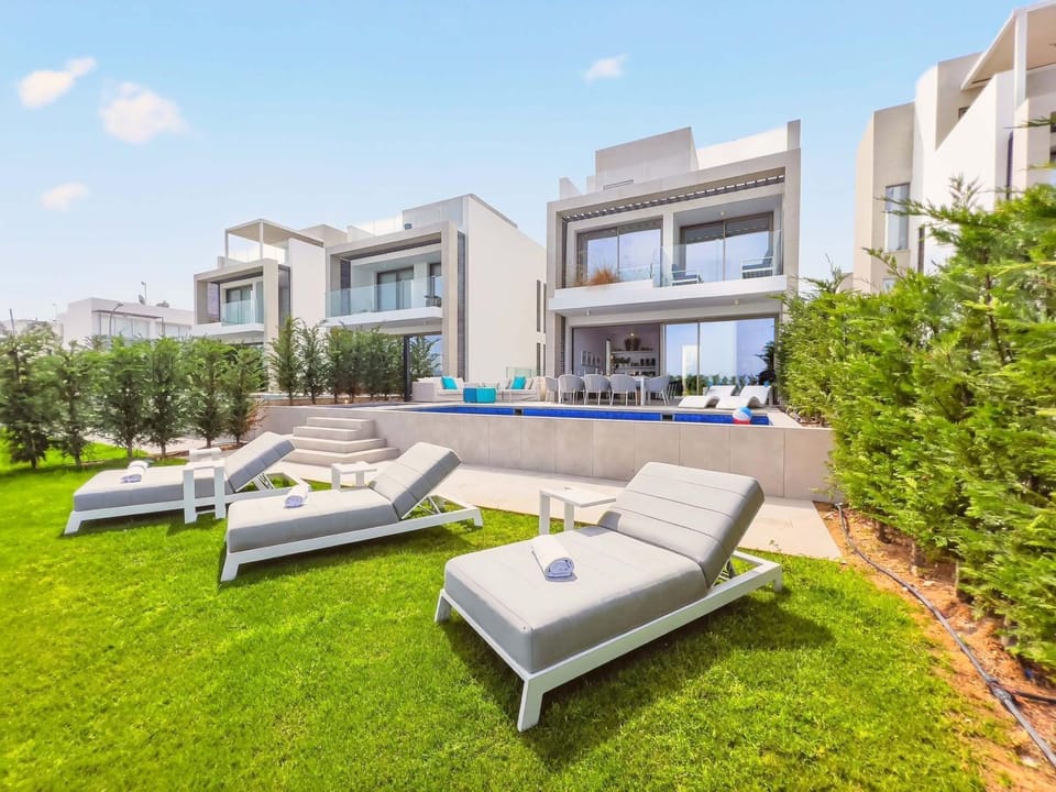 Property building, Facade/entrance, Off site