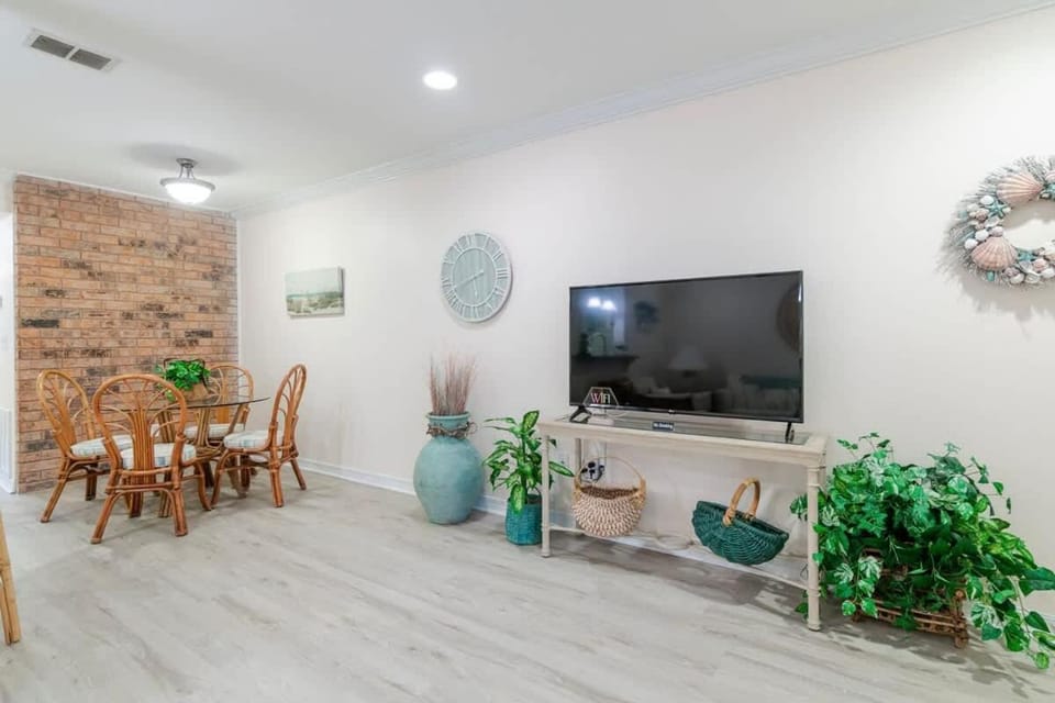 TV and multimedia, Living room, Seating area, Dining area