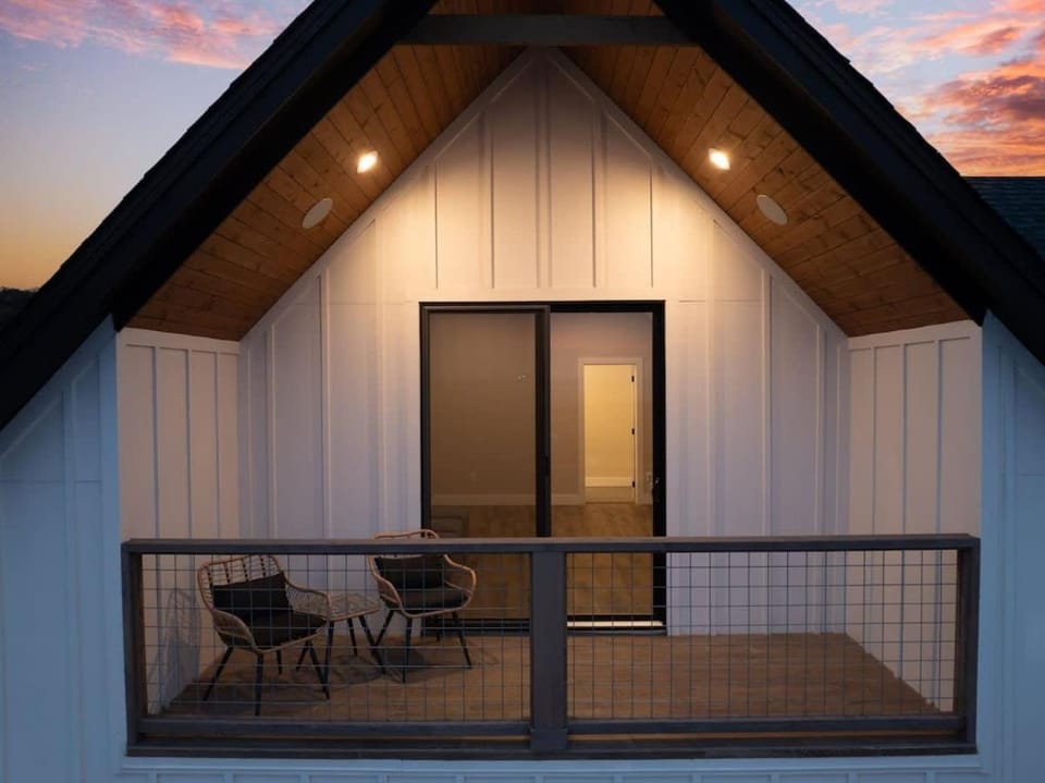 Pet & Family friendly Outdoor Grill Games Sleeps 12 House in Canyon Lake