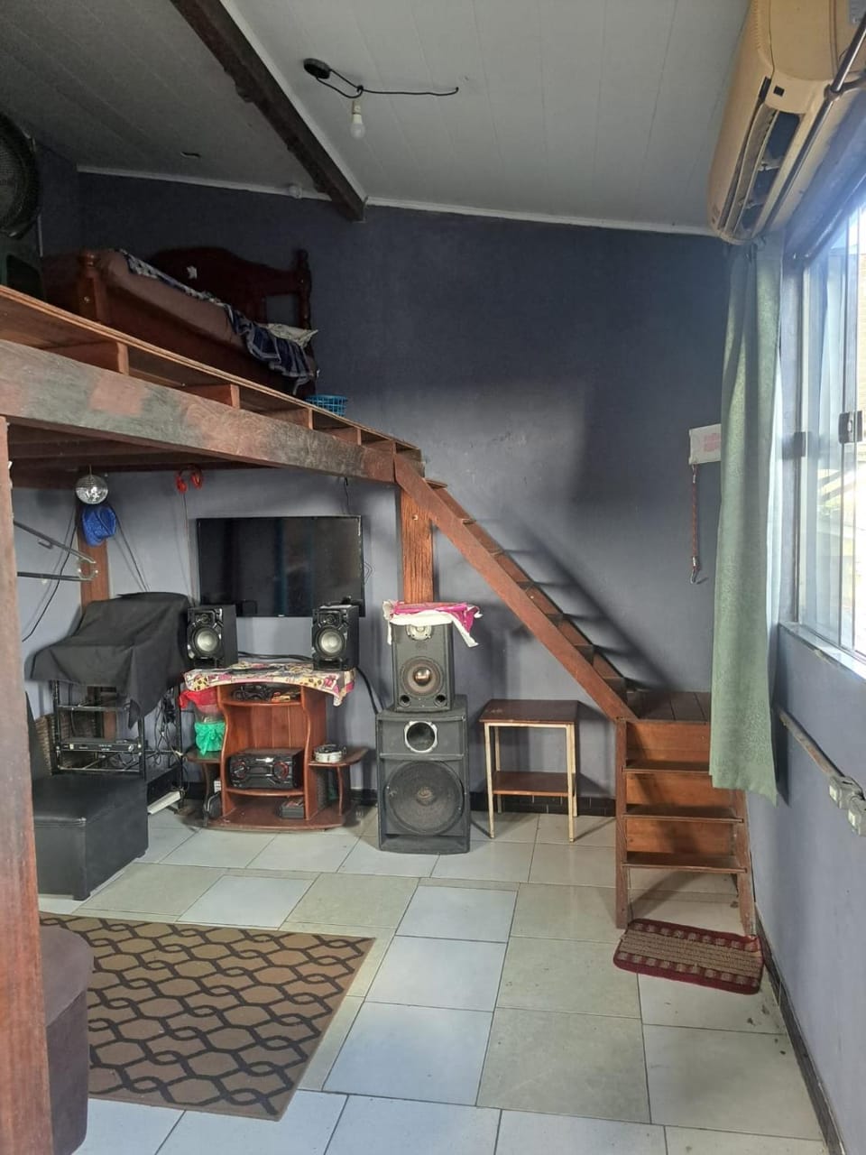 casa com um quarto, um banheiro e cozinha cop30 House in Belém