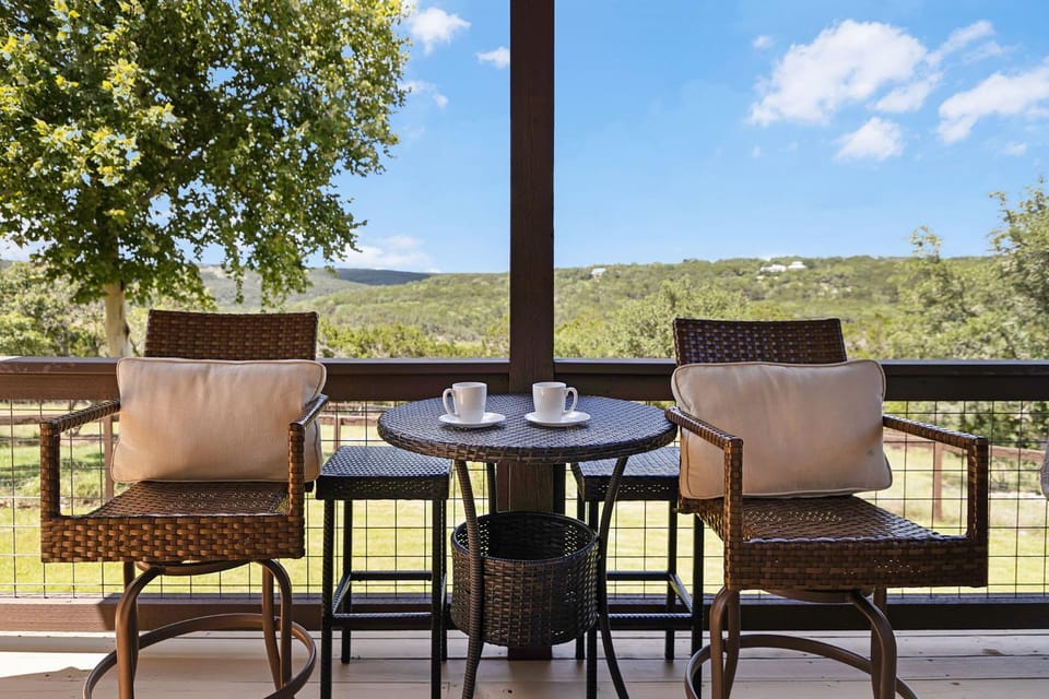 Family Pool Cozy Fireplace Hot Tub & Stunning Views House in Canyon Lake