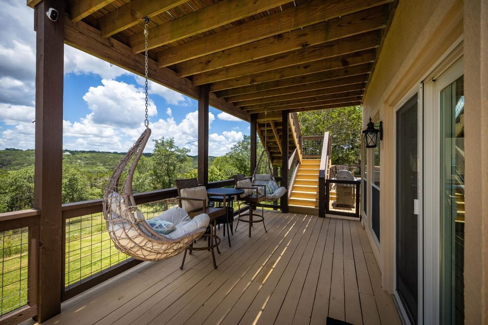 Family Pool Cozy Fireplace Hot Tub & Stunning Views House in Canyon Lake