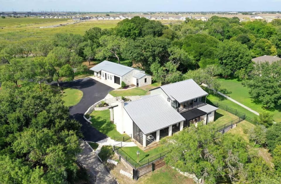 Waterfront Sleeps 16 Perfect for Family & Wurstfest House in McQueeney