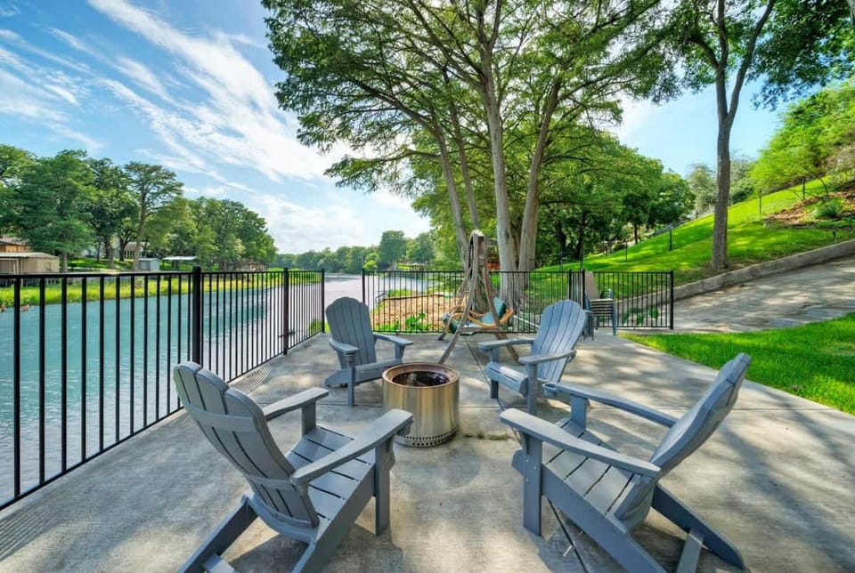 Waterfront Sleeps 16 Perfect for Family & Wurstfest House in McQueeney