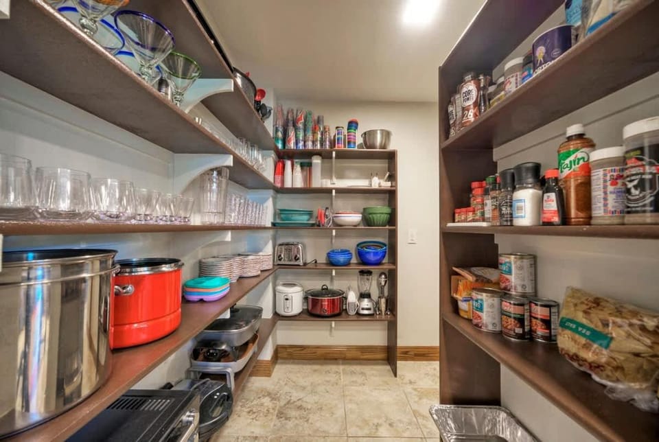 Waterfront Sleeps 16 Perfect for Family & Wurstfest House in McQueeney