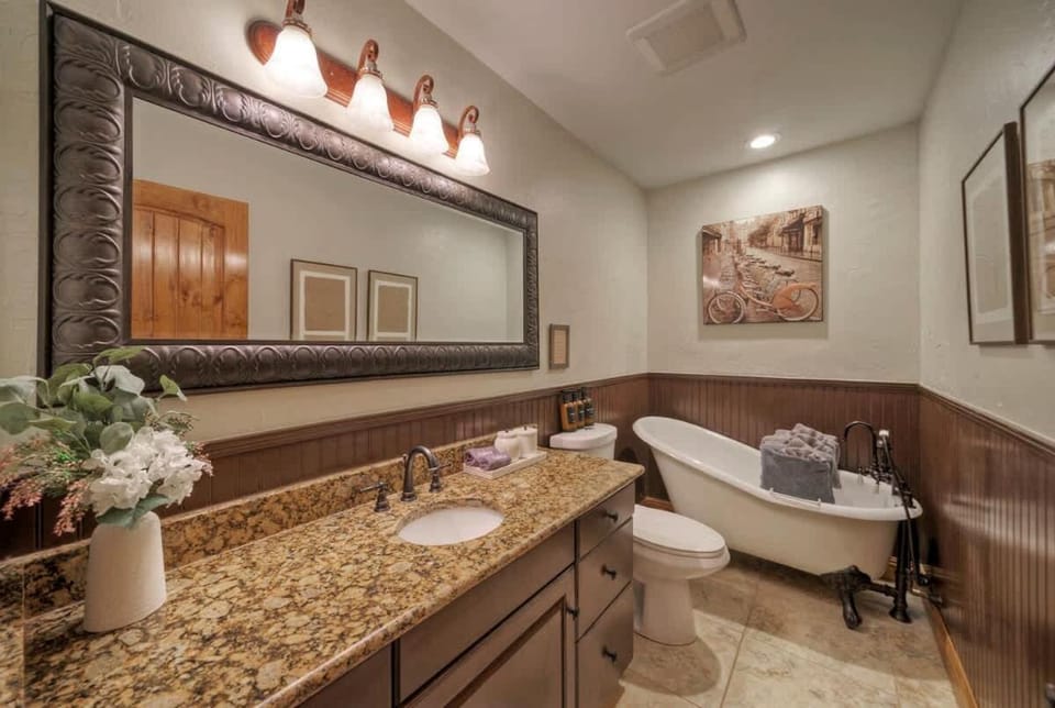 Waterfront Sleeps 16 Perfect for Family & Wurstfest House in McQueeney
