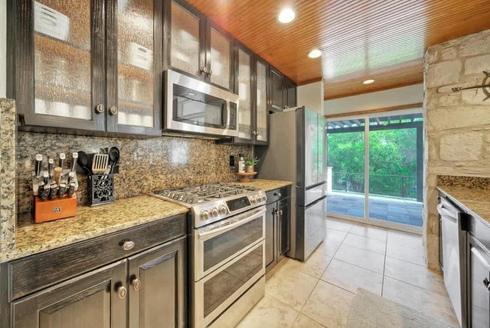 Waterfront Sleeps 16 Perfect for Family & Wurstfest House in McQueeney