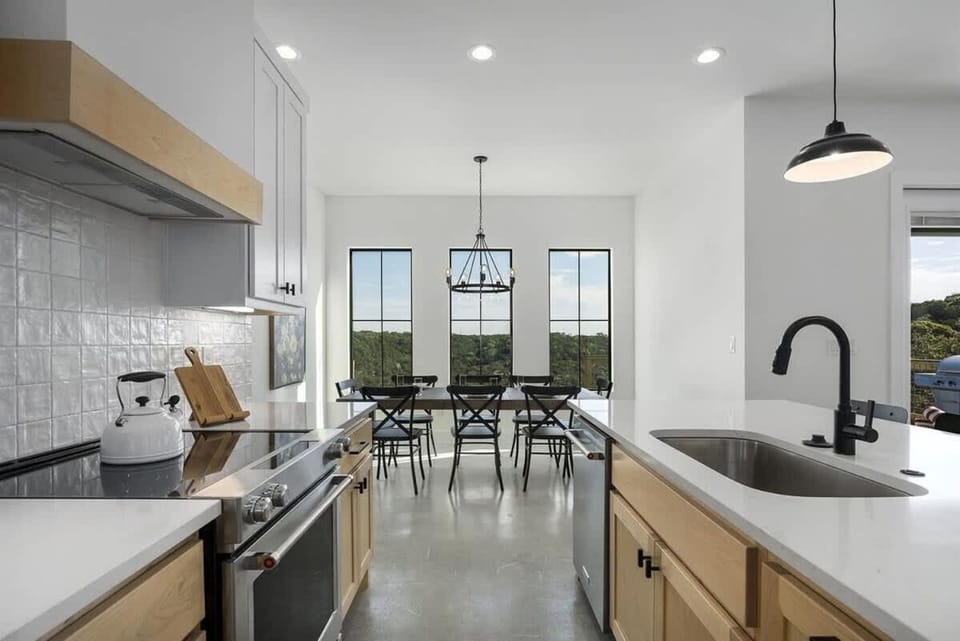 Plunge Pool Grill Scenic Family Views Near Lake House in Canyon Lake