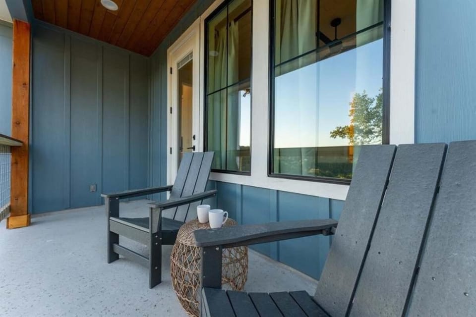 Plunge Pool Grill Scenic Family Views Near Lake House in Canyon Lake