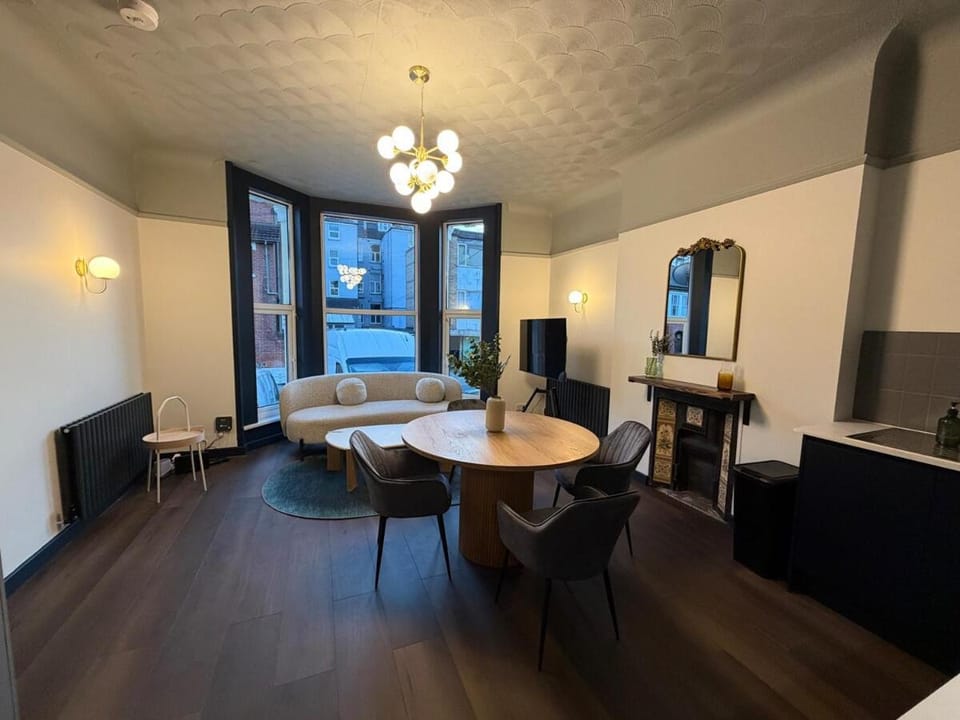 TV and multimedia, Living room, Seating area, Dining area