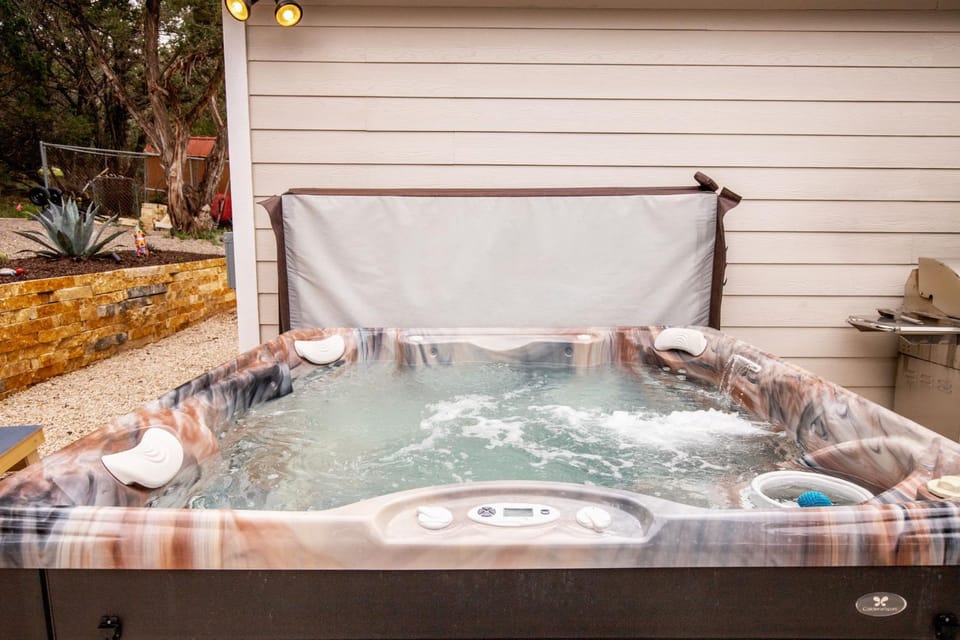 Private Family Backyard Patio Hot Tub Fire Pit Games House in Canyon Lake