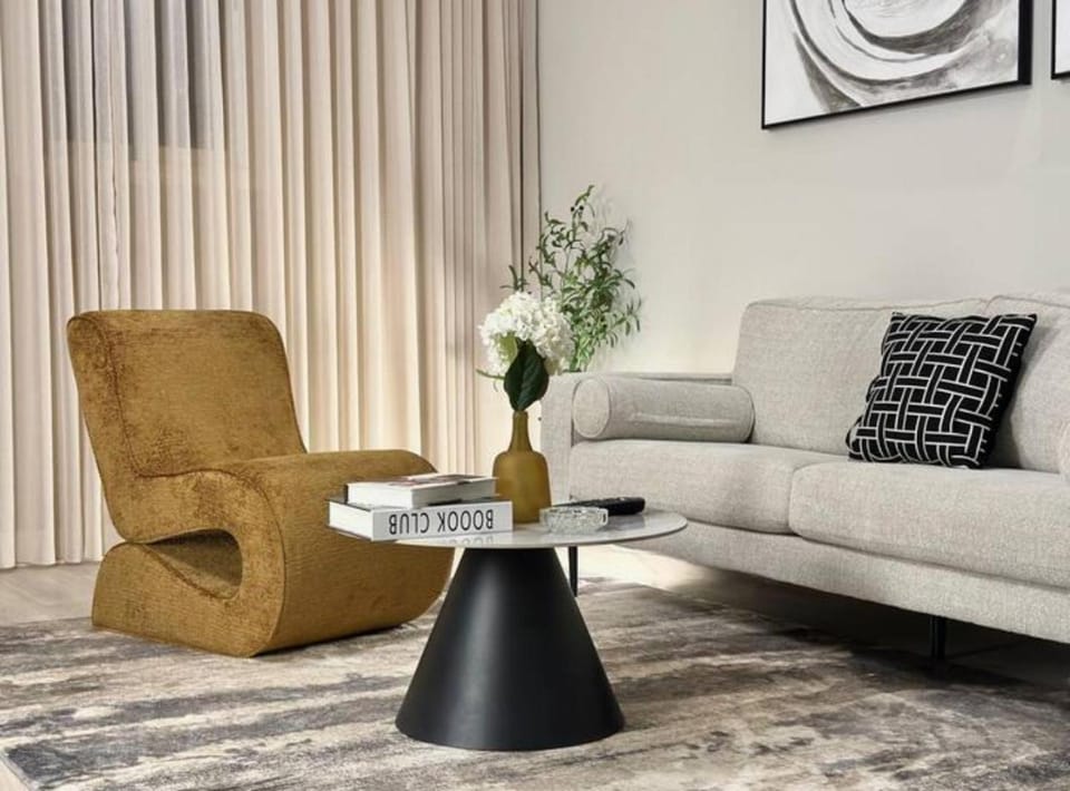 شقه فاخره ب أثاث عصري بحي الملقا Apartment in Riyadh
