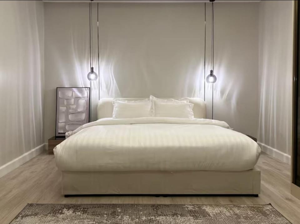 شقه فاخره ب أثاث عصري بحي الملقا Apartment in Riyadh