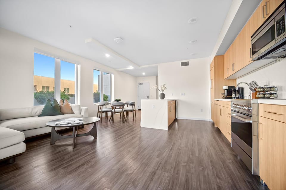 Nearby landmark, View (from property/room), Balcony/Terrace, Living room, Decorative detail, Dining area, City view, Landmark view, furniture, internet, pet friendly, kitchen, air conditioner