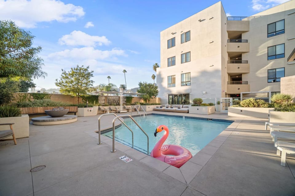 Property building, Hot Tub, View (from property/room), Seating area, City view, Landmark view, Mountain view, Pool view, Swimming pool, sunbed