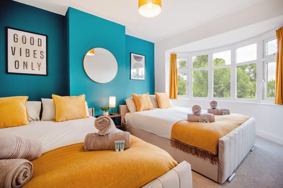 Bed, Living room, Photo of the whole room, Seating area, Bedroom