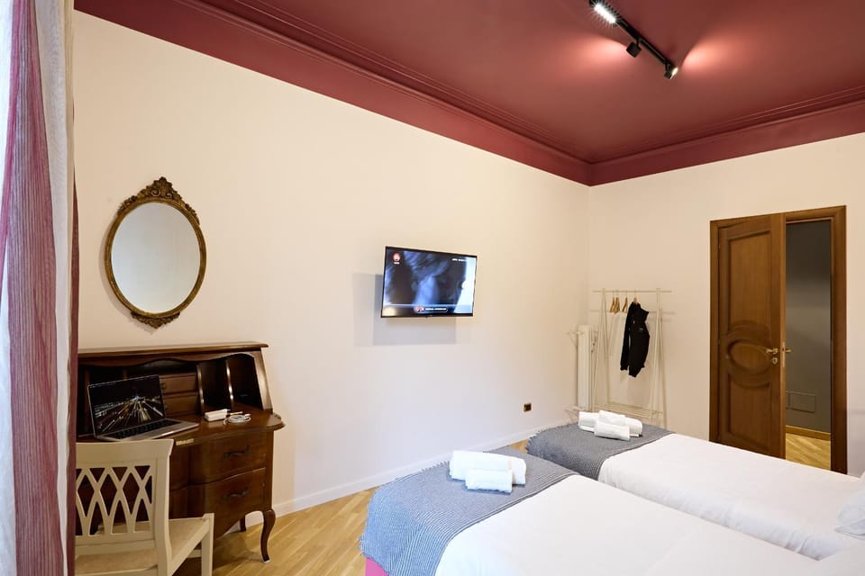 Bed, TV and multimedia, Photo of the whole room, Bedroom