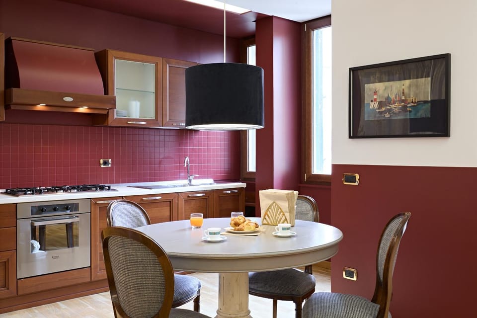 Coffee/tea facilities, Kitchen or kitchenette, Food and drinks, Dining area, stove, kitchen