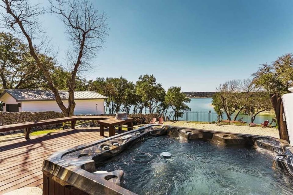 Waterfront Oasis Spa Grill Outdoor Kitchen House in Canyon Lake