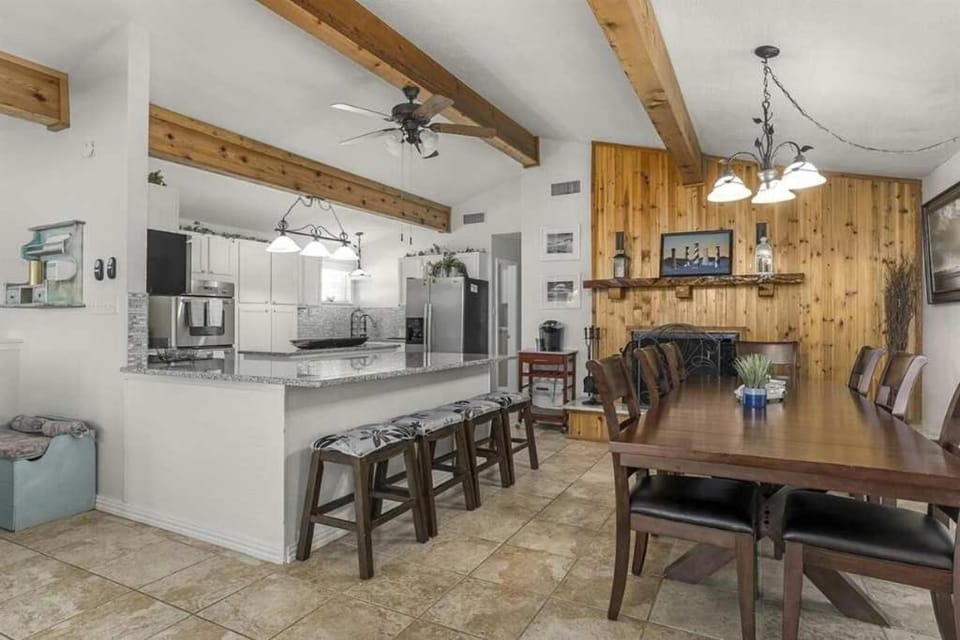 Waterfront Oasis Spa Grill Outdoor Kitchen House in Canyon Lake
