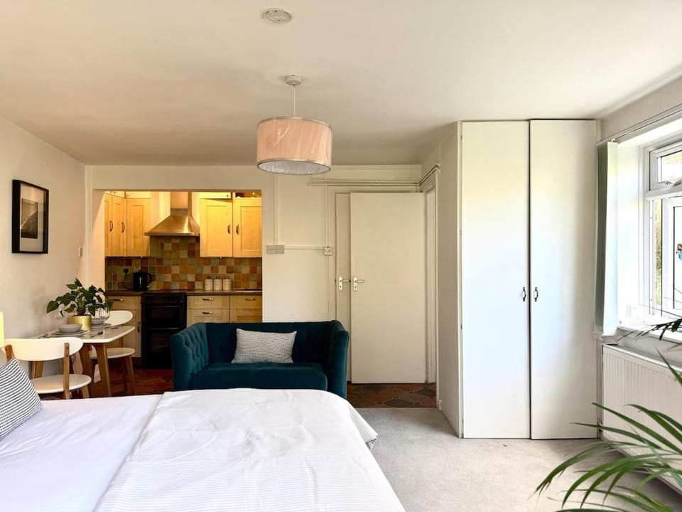 Worthing - Garden Pad Studio with FREE on street PARKING Apartment in Worthing