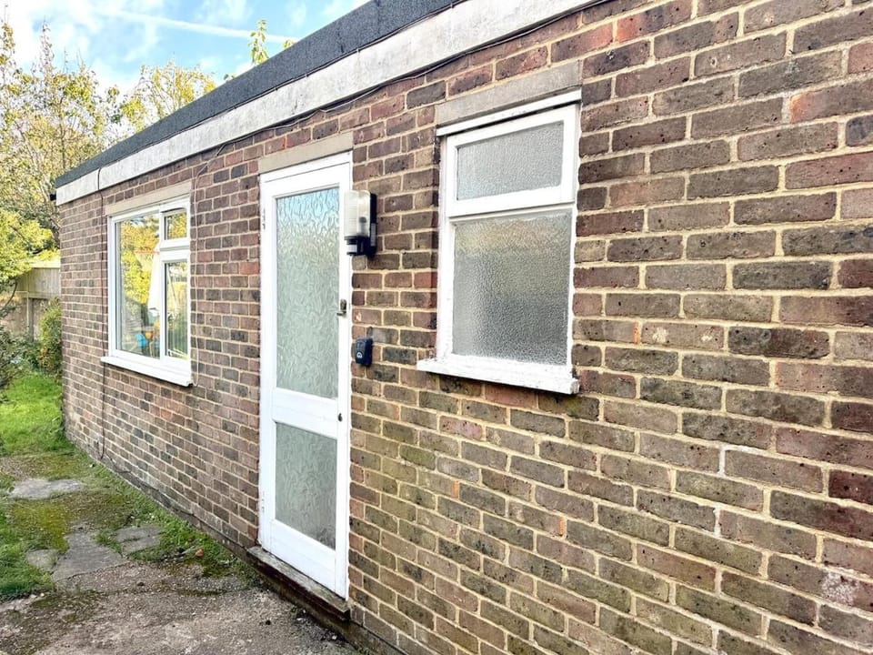 Worthing - Garden Pad Studio with FREE on street PARKING Apartment in Worthing