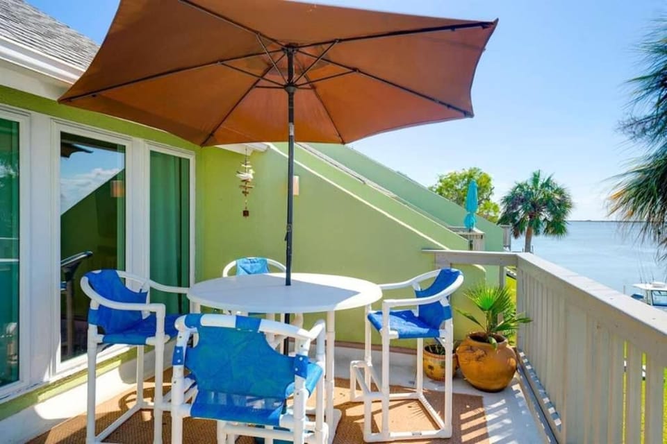 Waterfront Shared Pool Games Winter Family Deals House in North Padre Island