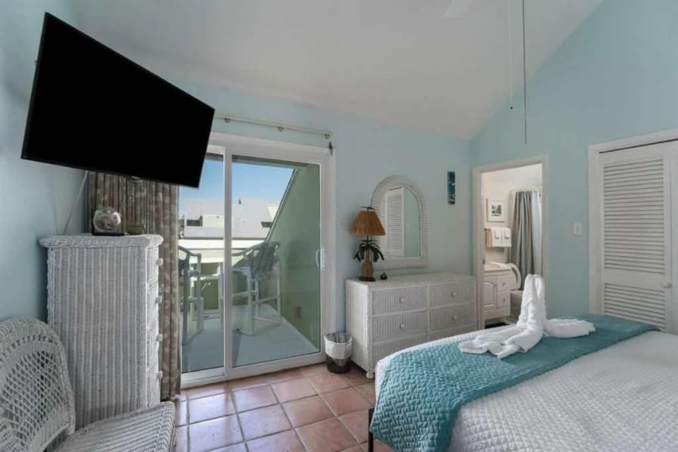 Waterfront Shared Pool Games Winter Family Deals House in North Padre Island
