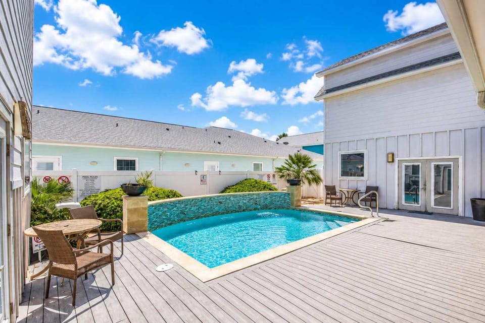 Family Sleeps 18 5 Minutes to beach Pool House in Port Aransas