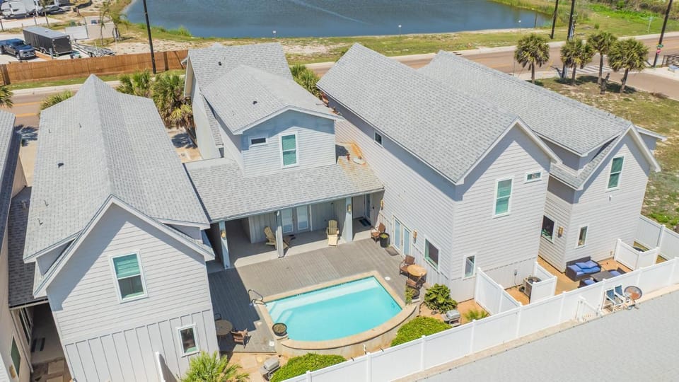Family Sleeps 18 5 Minutes to beach Pool House in Port Aransas