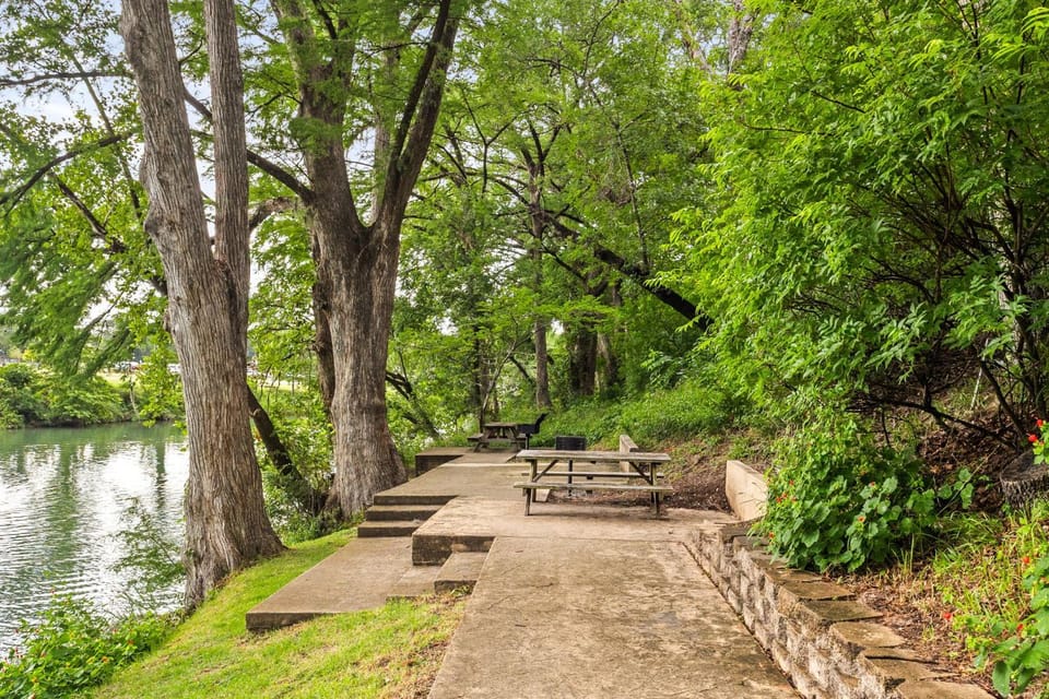 Close to River Shared Family Pool Wurstfest Ready House in Gruene