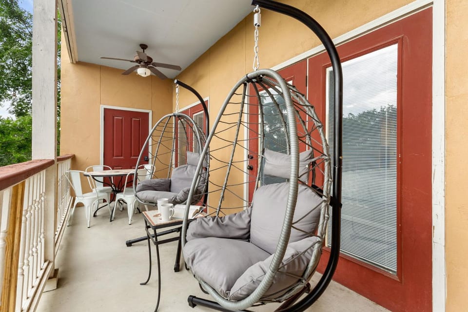 Close to River Shared Family Pool Wurstfest Ready House in Gruene