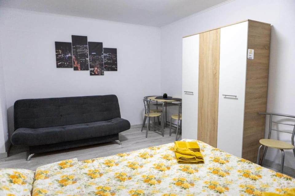 Bed, Dining area, wardrobe