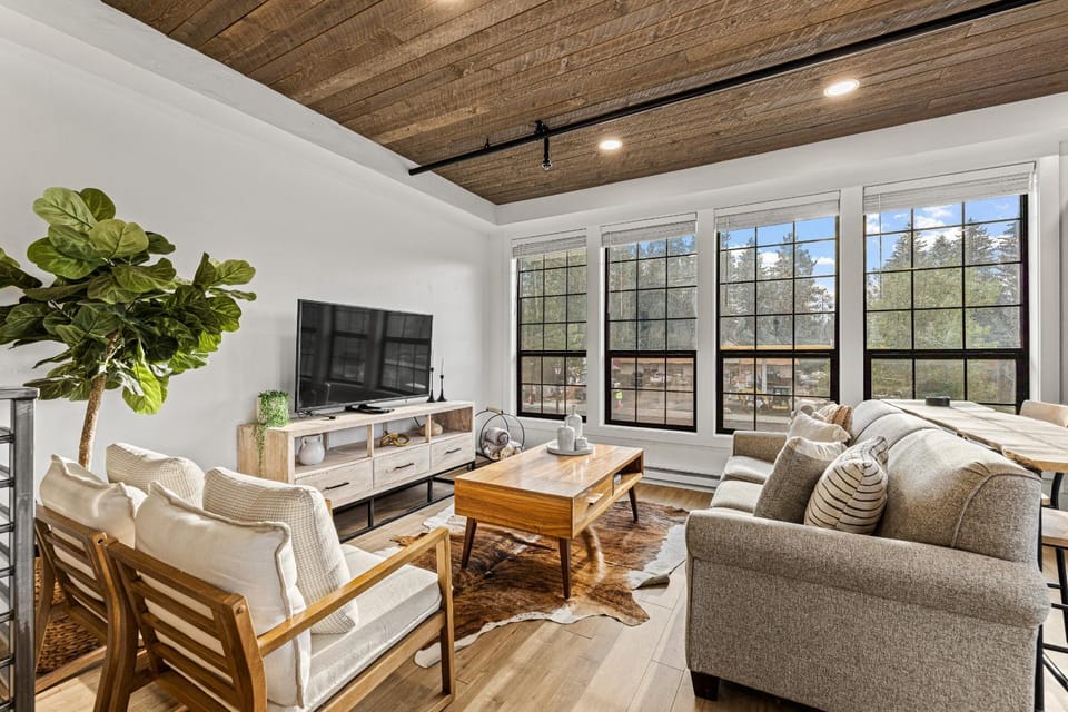 The Loft 10 - Steps from the Lake & Dining- Newly renovated in the heart of McCall House in McCall
