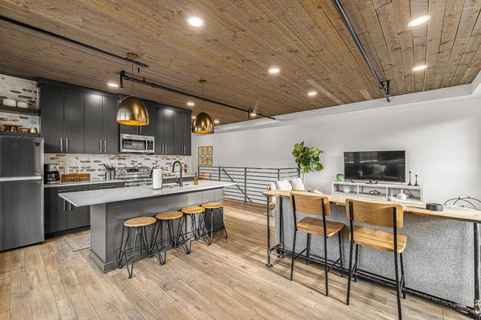 The Loft 10 - Steps from the Lake & Dining- Newly renovated in the heart of McCall House in McCall