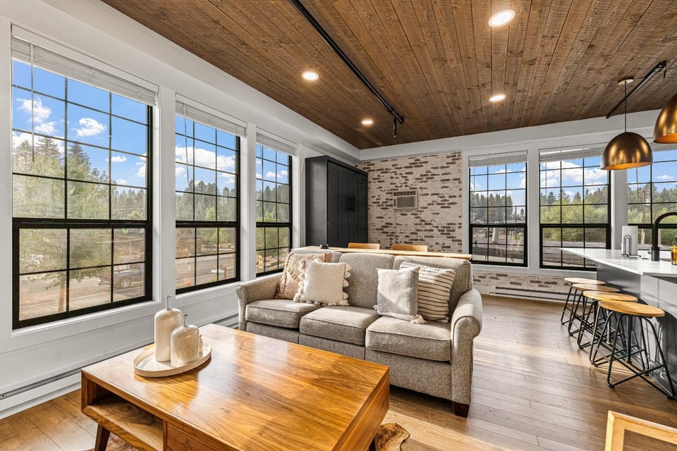 The Loft 10 - Steps from the Lake & Dining- Newly renovated in the heart of McCall House in McCall